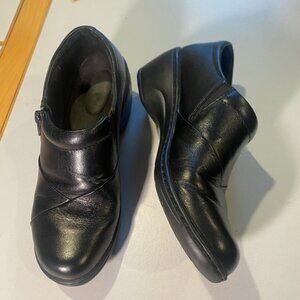 Clarks - Size 6M - Women's Channing Essa Black Leather slip on, side zip